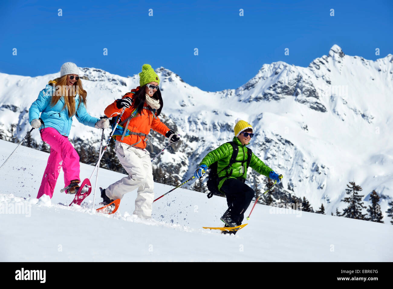 Tre adolescenti con le racchette da neve, Francia Foto Stock