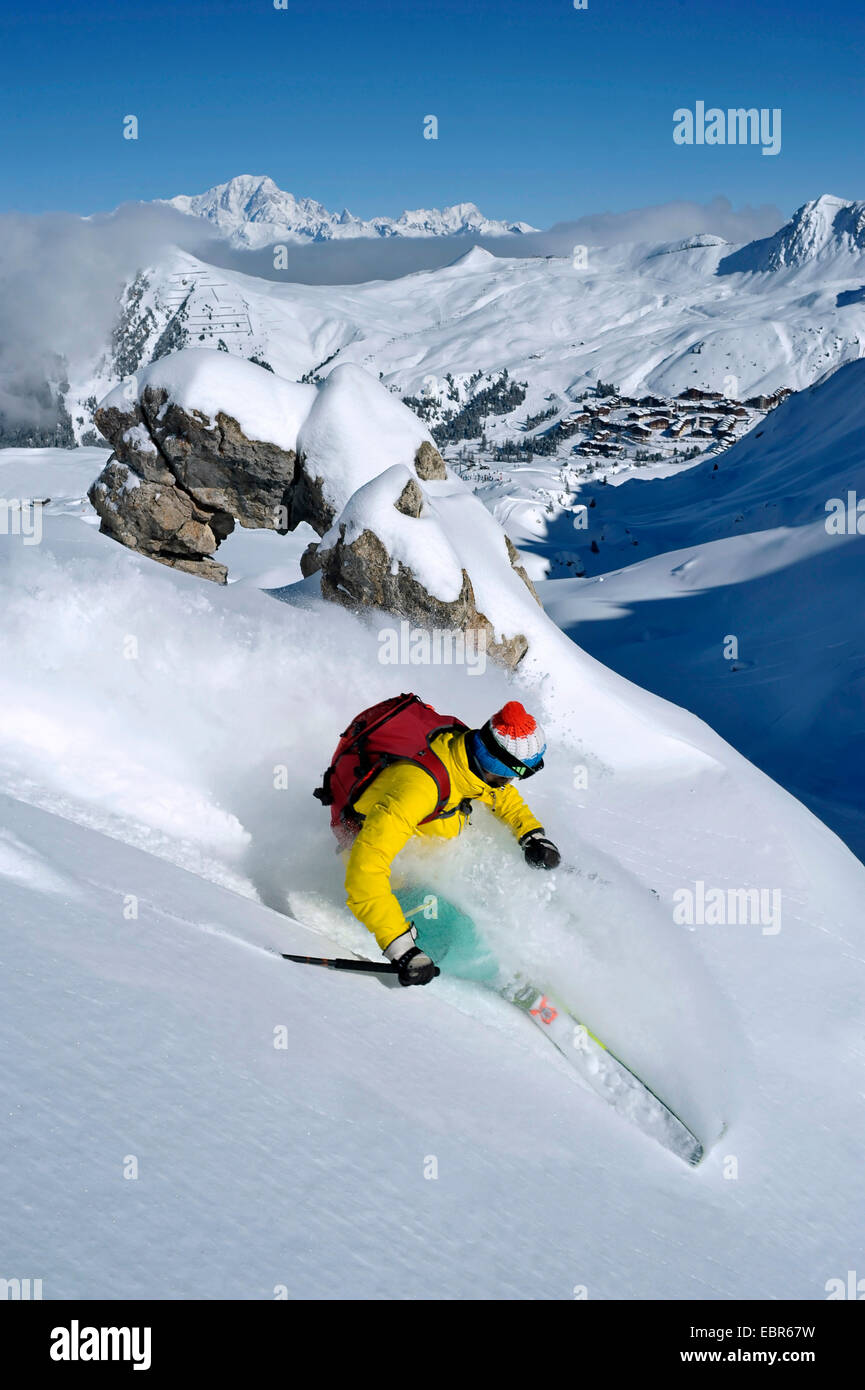 Sciatore durante la corsa all'Ski-Ressort La Plagne; sullo sfondo il Mont Blanc, Francia, Savoie Foto Stock