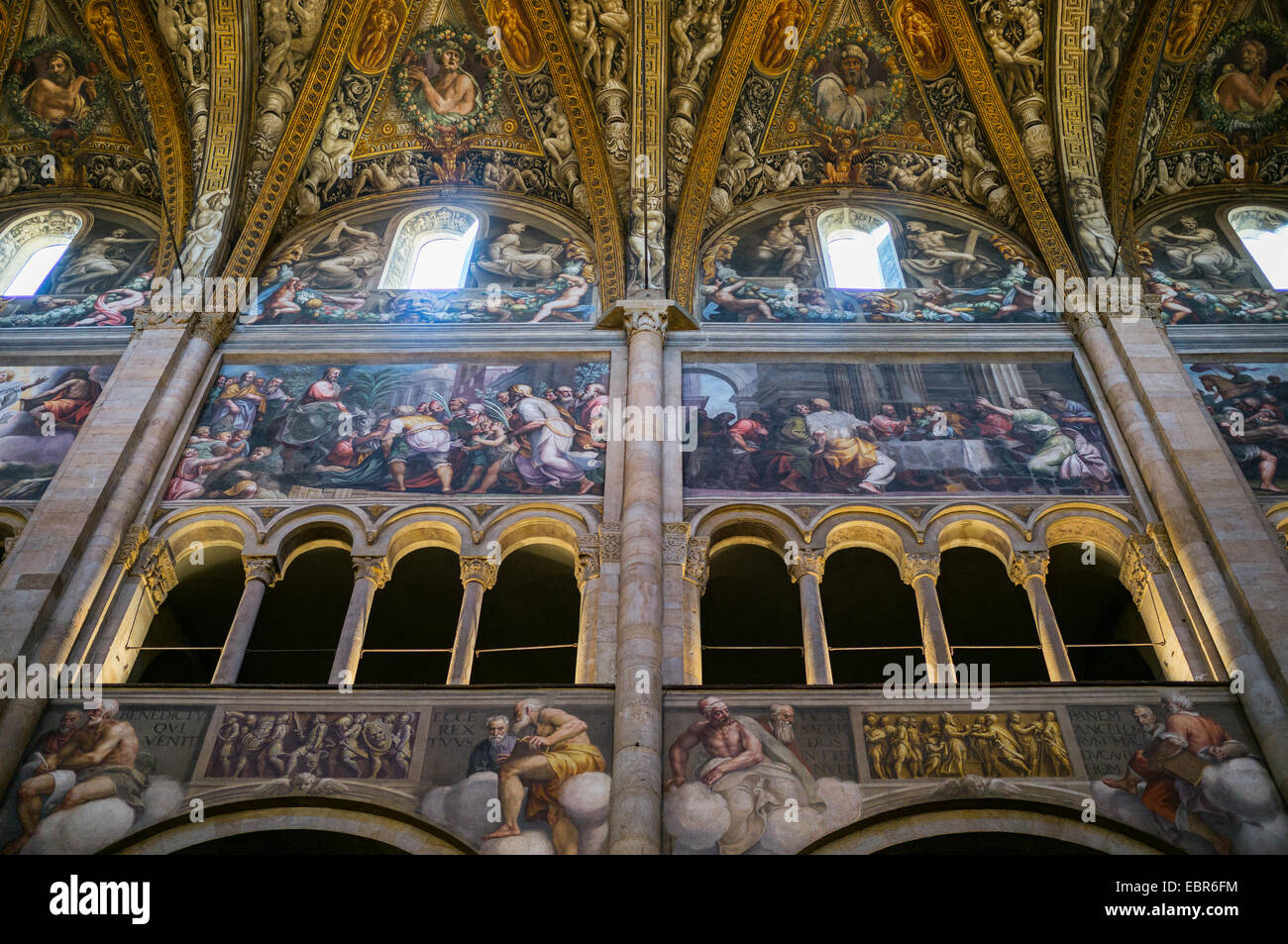 Parma, la Basilica Cattedrale dentro le pareti laterali della navata con affreschi di Antico e Nuovo Testamento Foto Stock