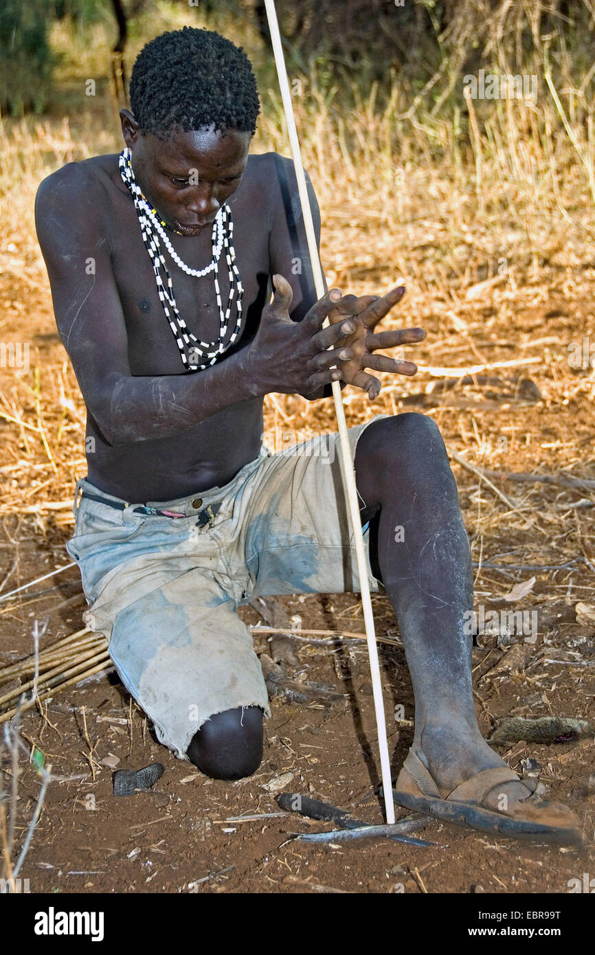 Hadzabe bushman che compongono il fuoco con un bastone, Tanzania Foto Stock