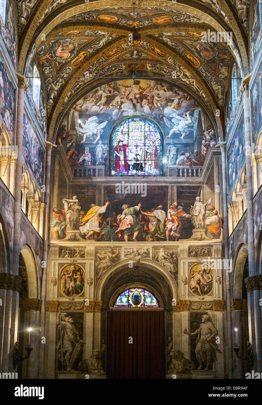 Parma, la Basilica Cattedrale interno, la facciata posteriore con gli affreschi dell'Ascensione di Cristo Foto Stock