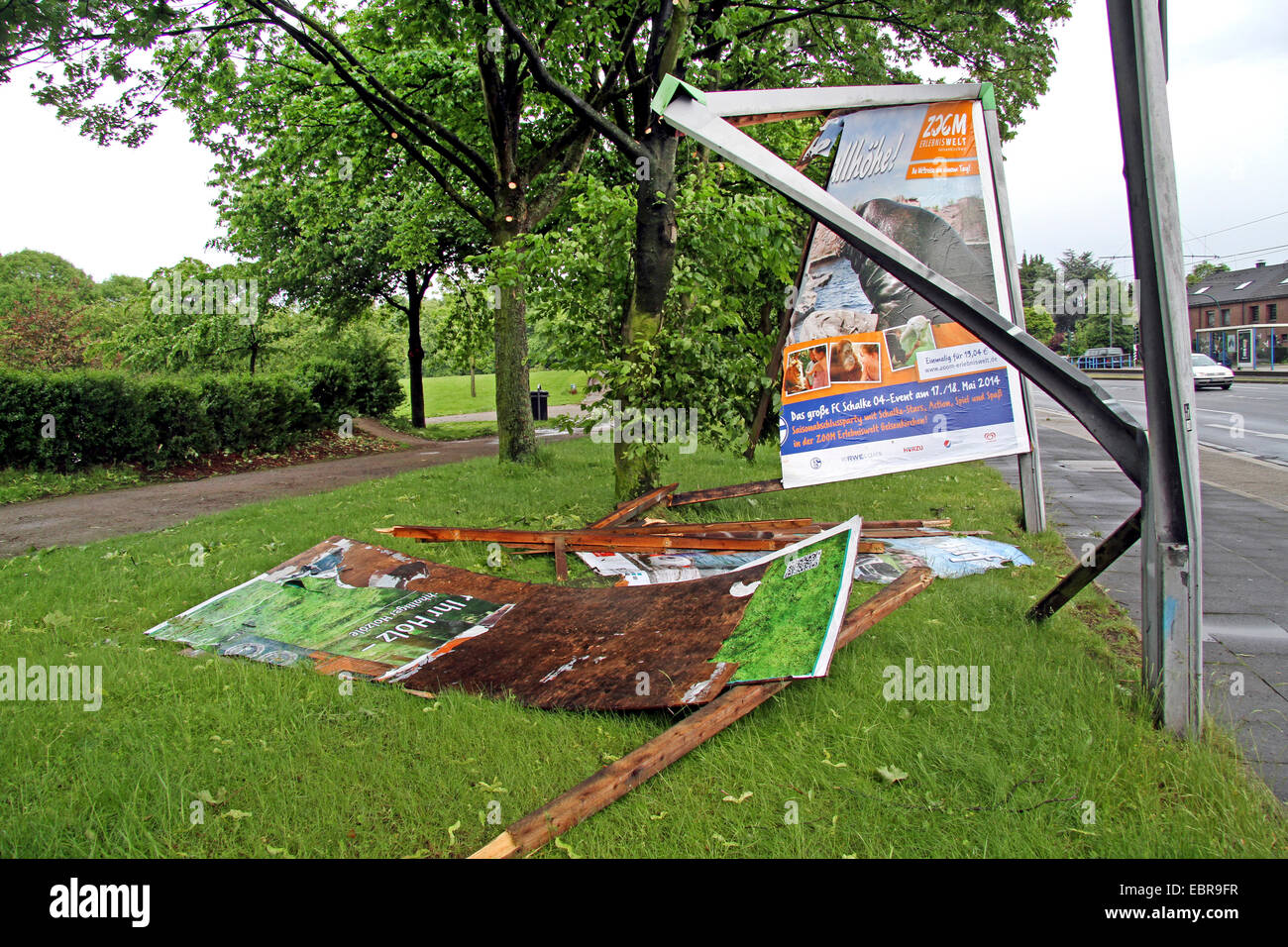 Distrutta la scheda annuncio dopo squall, Germania Foto Stock
