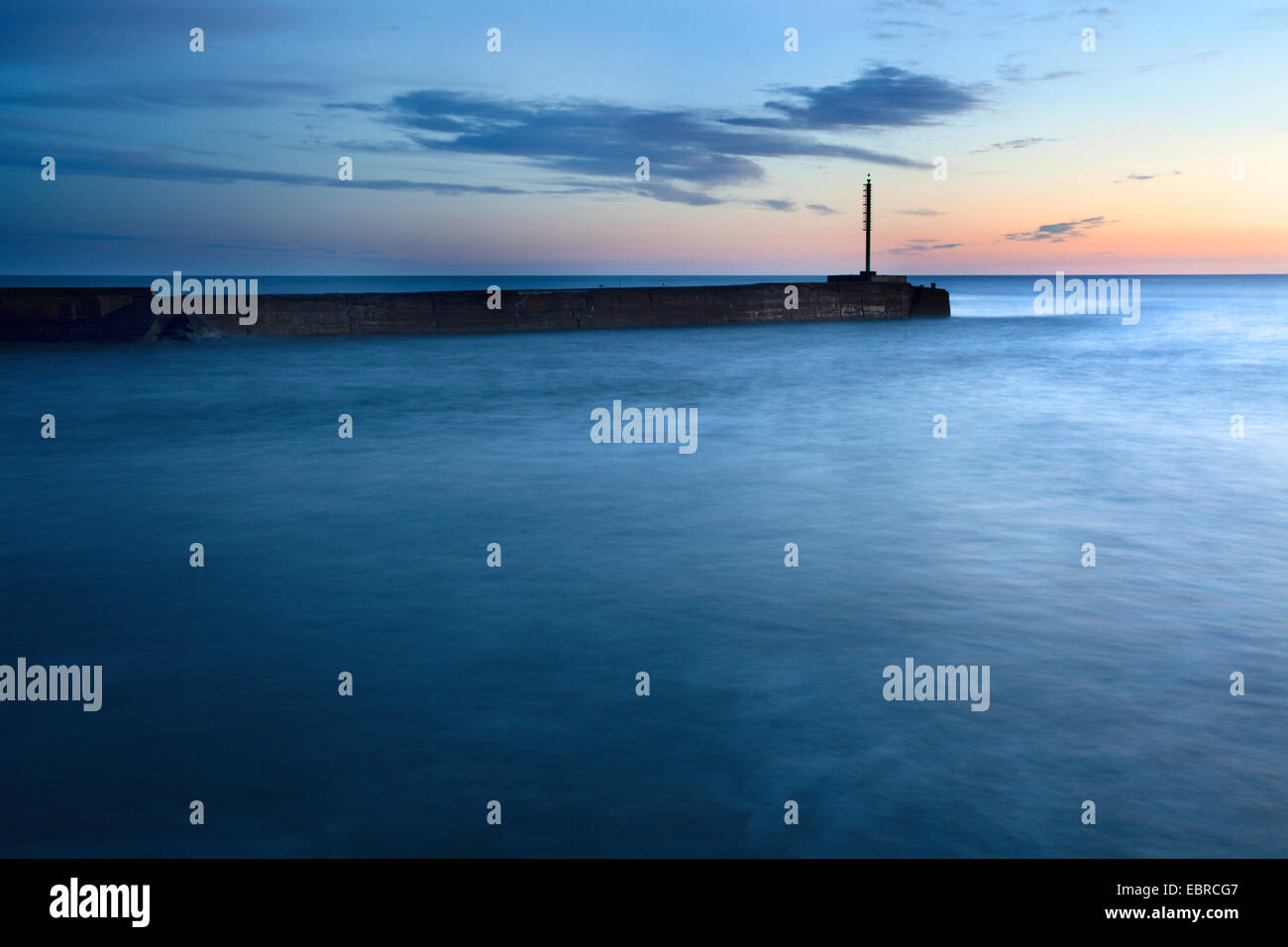 North Pier e luce del Porto all'alba camminare sul mare Northumberland Coast Inghilterra Foto Stock