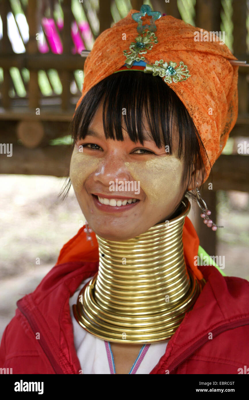 Ritratto di un giovane Kayan Lahwi donna, Thailandia, Mae Hong Son Foto Stock