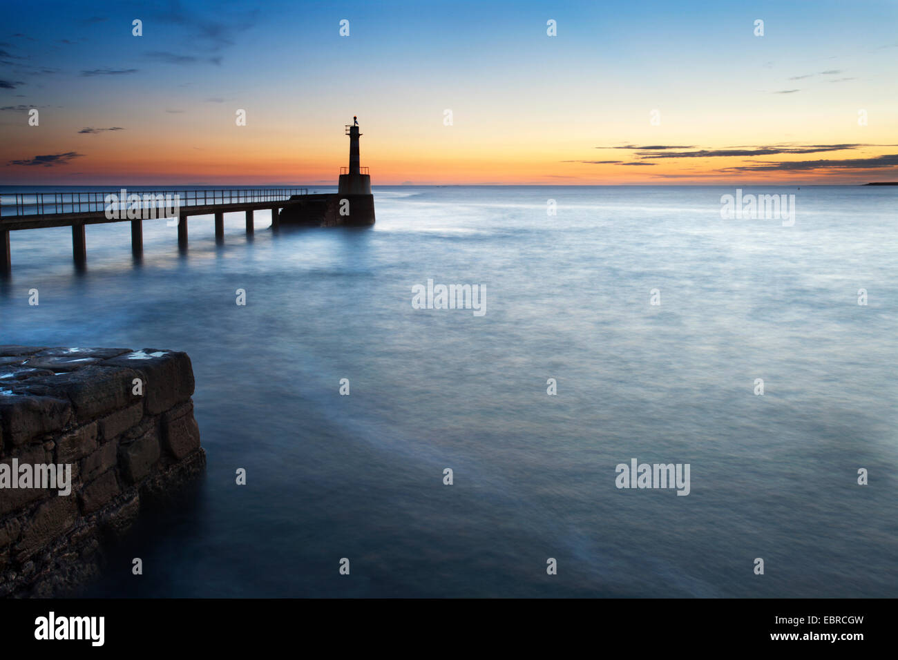 Luce del Porto dal Molo all'alba camminare sul mare Northumberland Coast Inghilterra Foto Stock