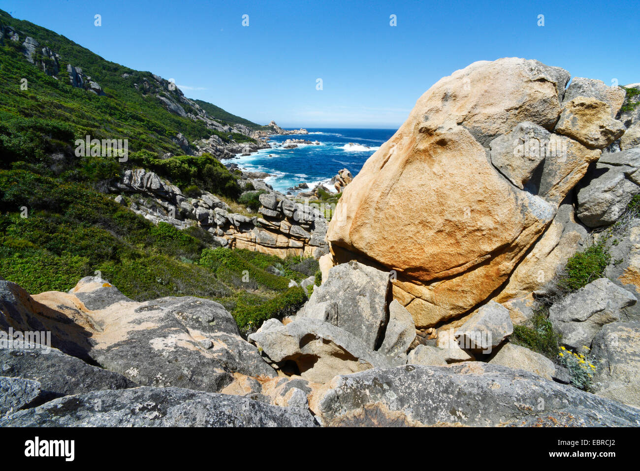 Paesaggio roccioso presso la costa meridionale della Corsica, Francia, Corsica, BelvÚdÞre-Campomoro, Portigliolo Foto Stock