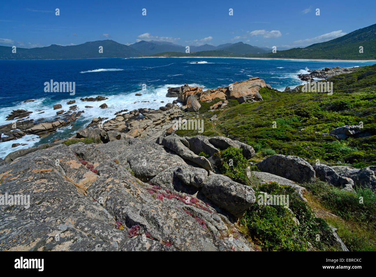 Paesaggio roccioso presso la costa meridionale della Corsica, Francia, Corsica, BelvÚdÞre-Campomoro, Portigliolo Foto Stock