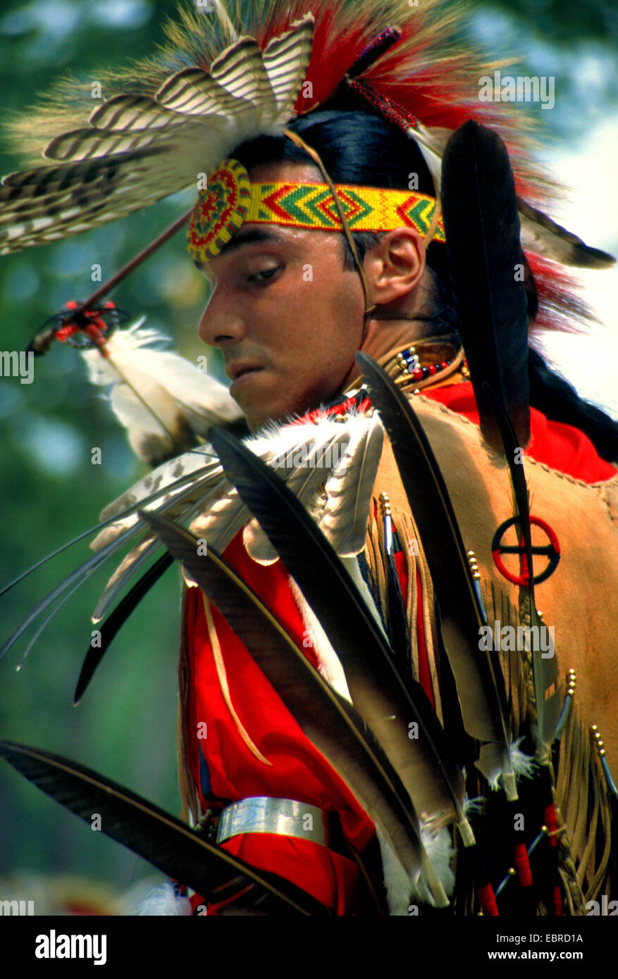 Mohicano con il tipico copricapo di piume e face painting al Pow Wow nella prenotazione di Kahnawake, Canada, Queebec, Montreal Foto Stock