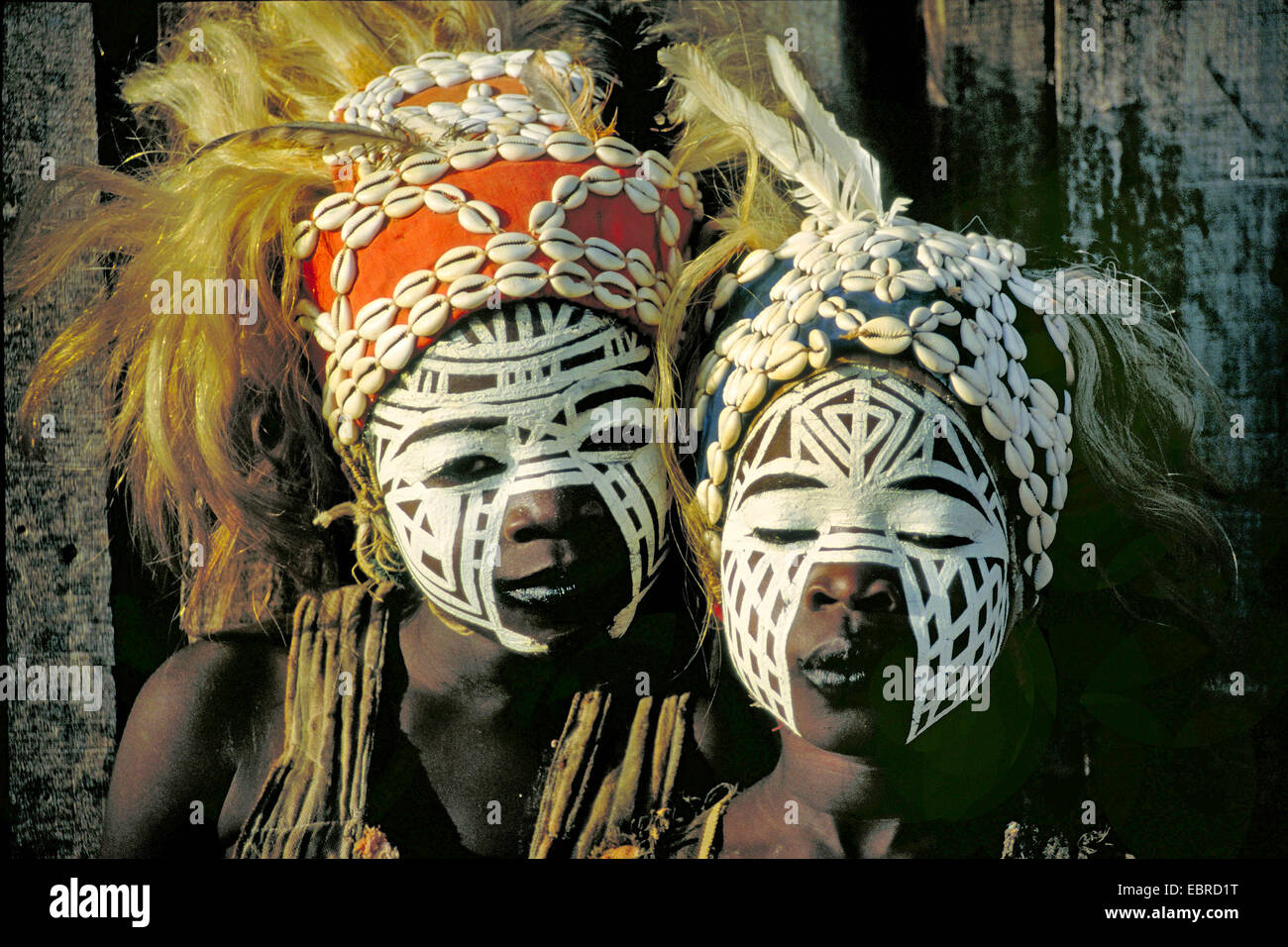 Due ragazze con tipica Pittura del viso ad una festa Vodun, Costa d'Avorio Foto Stock