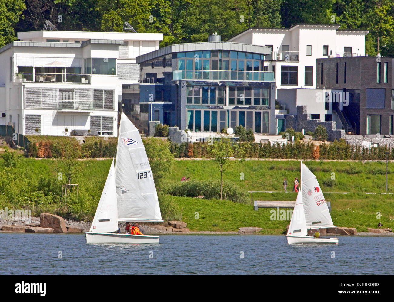 Barche a vela sul lago di Phoenix nella parte anteriore di edifici residenziali, in Germania, in Renania settentrionale-Vestfalia, la zona della Ruhr, Dortmund Foto Stock