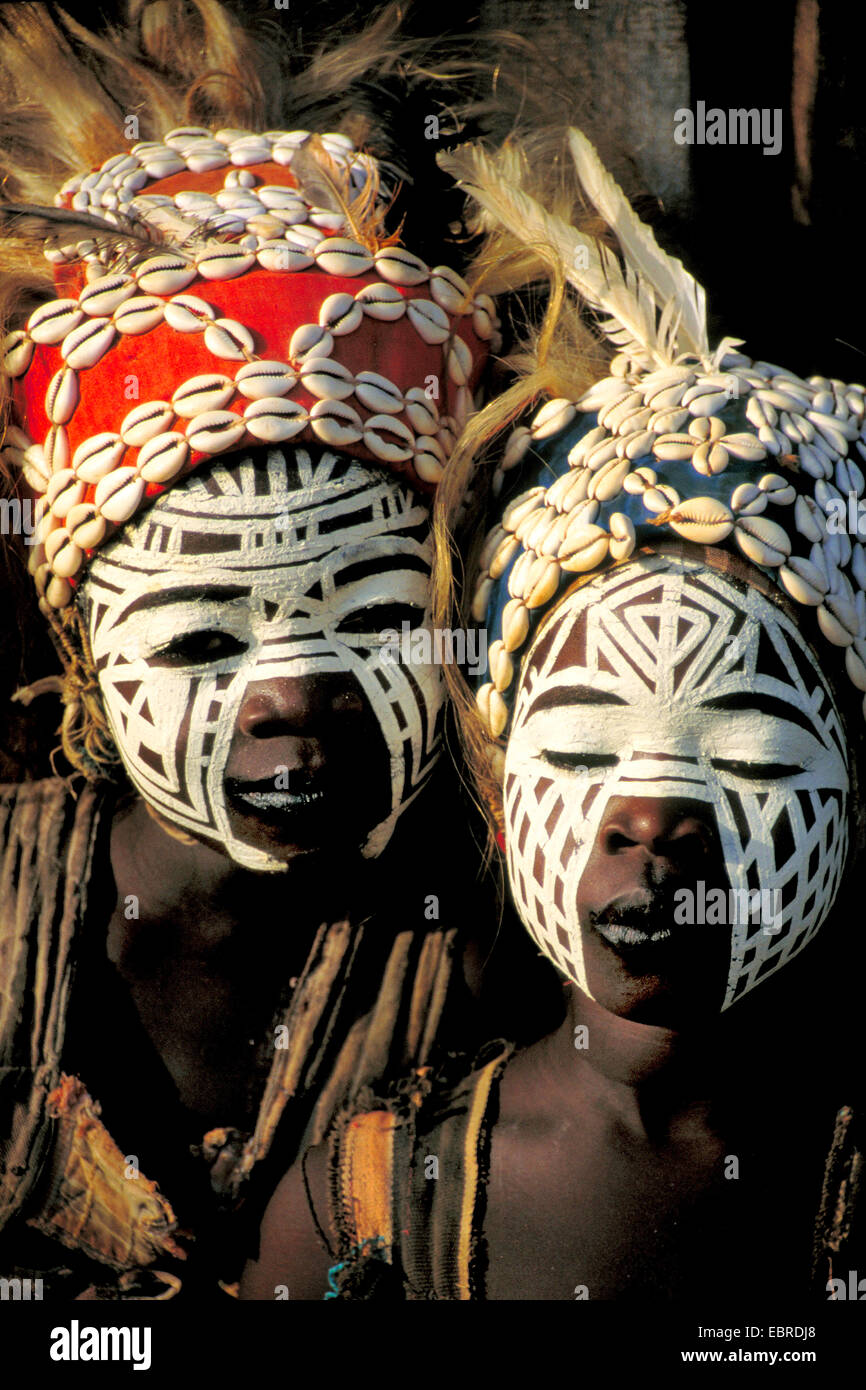 Due ragazze con tipica Pittura del viso ad una festa Vodun, Costa d'Avorio Foto Stock