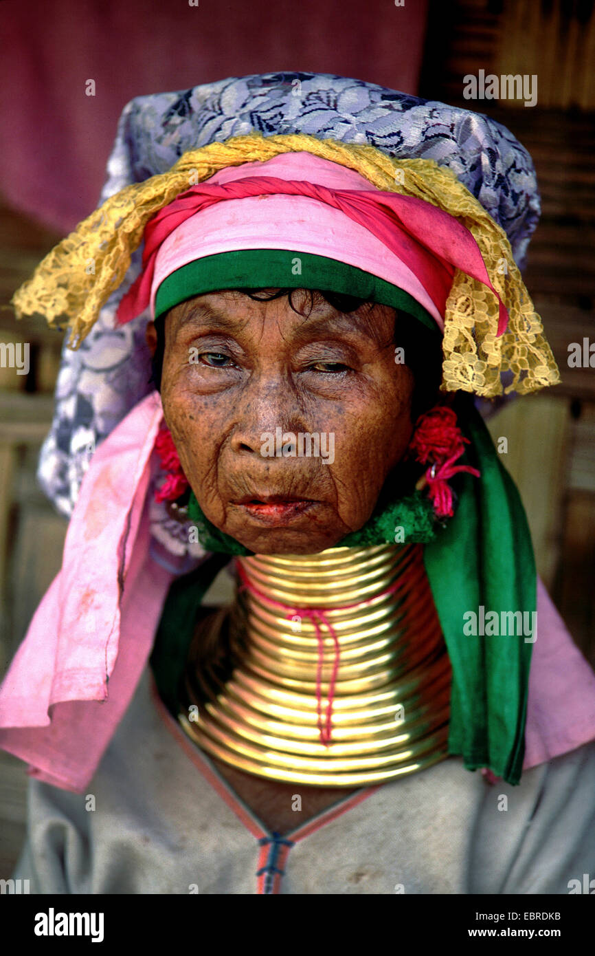 Ritratto di un vecchio a collo lungo donna Padaung, Thailandia, Mae Hong Son Foto Stock