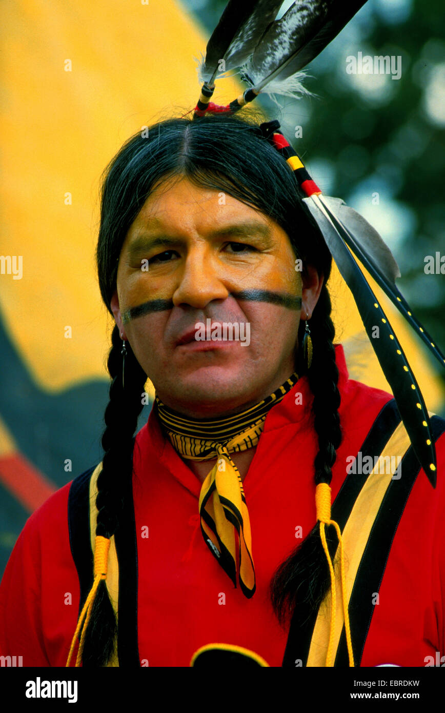 Mohicano con il tipico copricapo di piume e face painting al Pow Wow nella prenotazione di Kahnawake, Canada, Queebec, Montreal Foto Stock