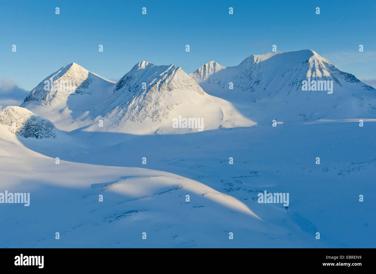 Montagne innevate di Stuor Reaiddßvßggi, Svezia, la Lapponia Norrbotten, Kebnekaisefjaell Foto Stock