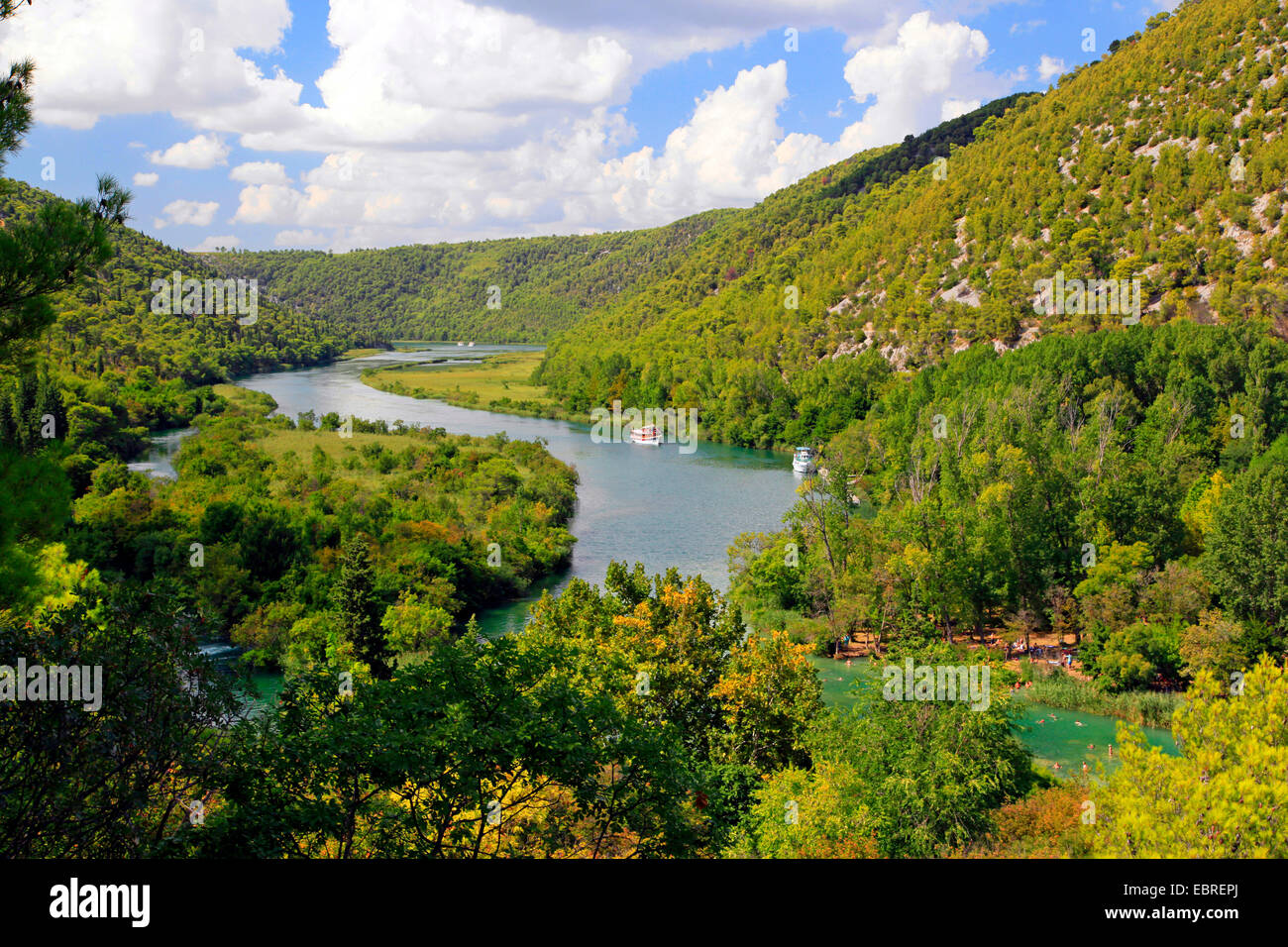 Vista del fiume Krka con escursione barche, Croazia, Parco Nazionale di Krka, Skradinski buk Foto Stock