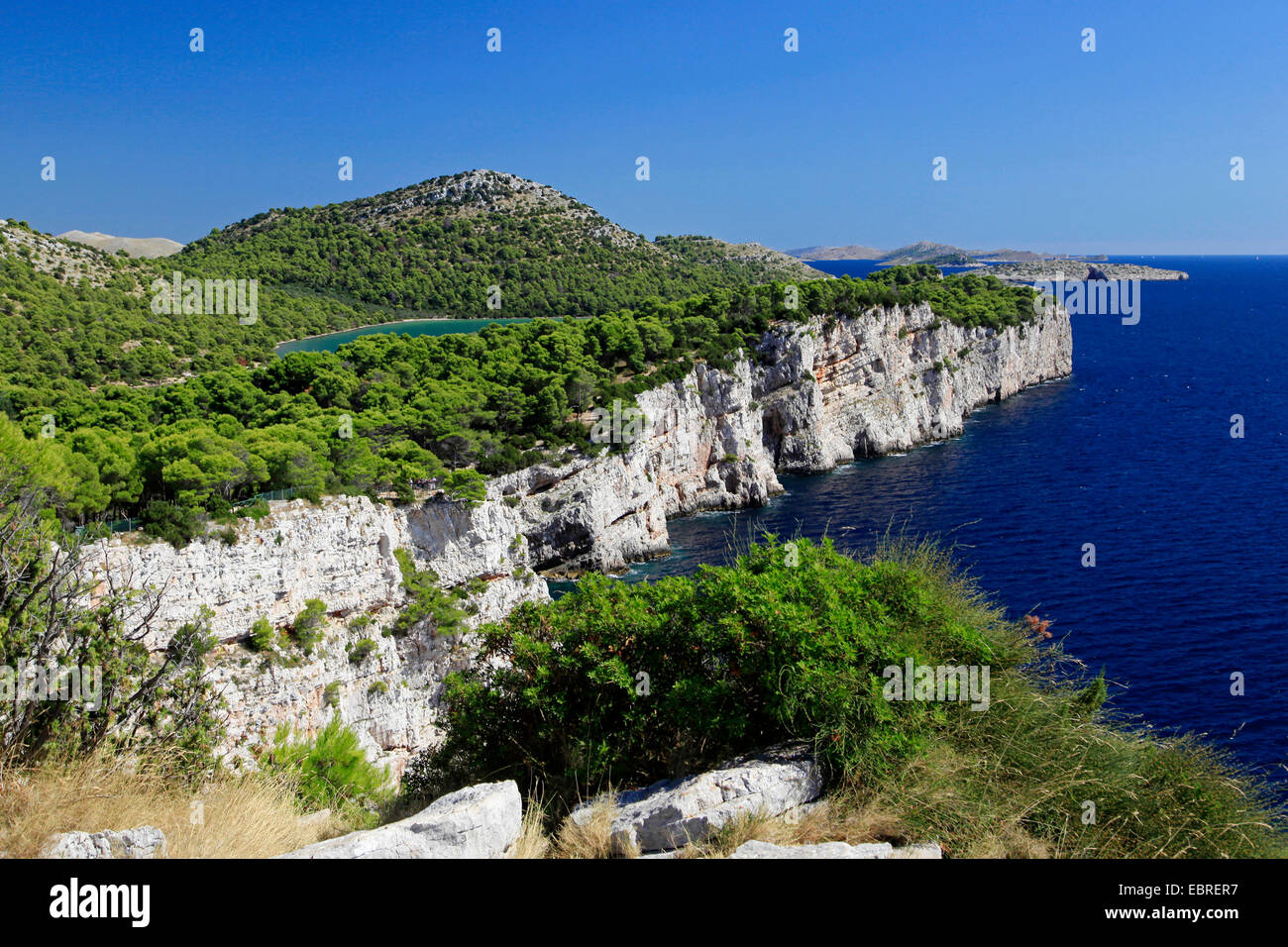 Linea di scogliera e il lago salato di Dugi Otok, Croazia, Dugi Otok Foto Stock