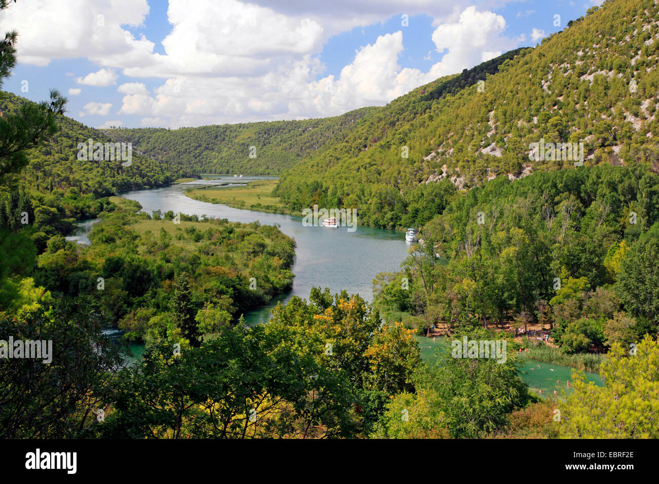 Fiume Krka con escursione barche, Croazia, Parco Nazionale di Krka, Skradinski Buk Foto Stock