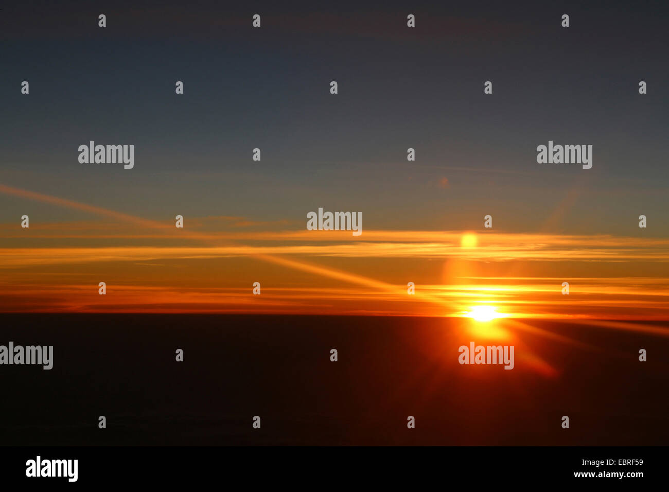 Il tramonto visto da un piano Foto Stock