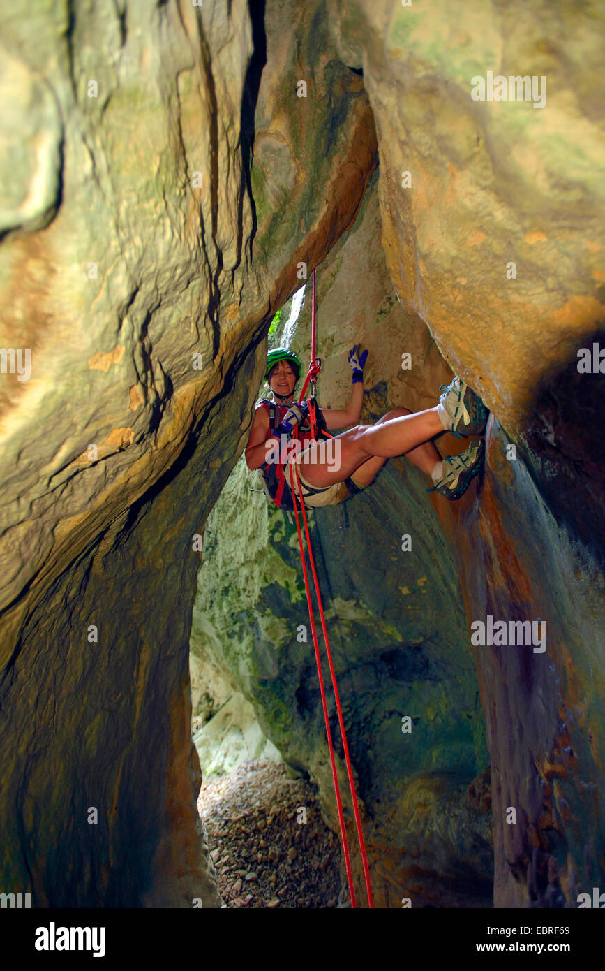 Donna rappeling in una stretta gola, canyoning a secco del canyon di Venascle, Francia Provenza, Verdon, Parc naturel regional du Verdon Foto Stock