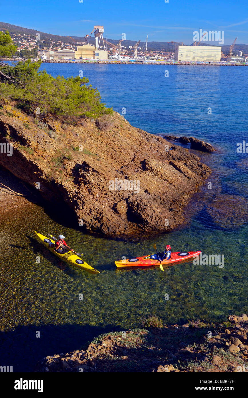 Kayak da mare presso la costa rocciosa, Francia Provenza, Calanques National Park, La Ciotat Foto Stock
