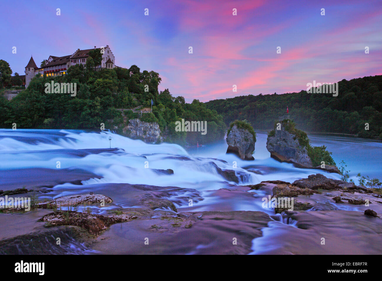 Caduta del Reno vicino a Sciaffusa con Castello Laufen al tramonto, Svizzera, Sciaffusa Foto Stock
