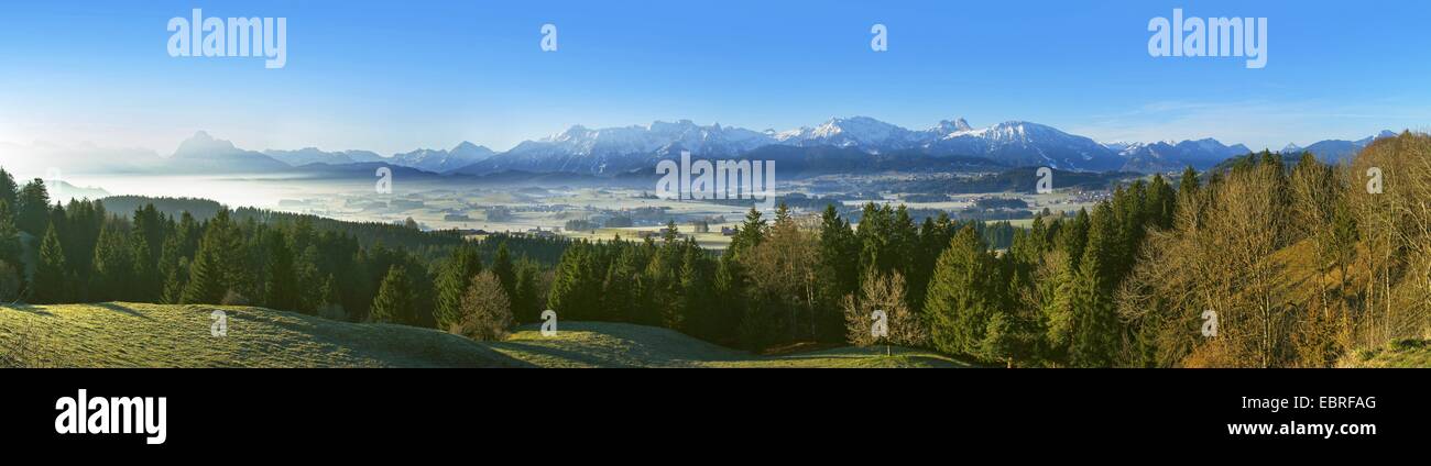 Vista da Senkelekopf vor il Hopfensee e le montagne di Tannheim, lasciato nel retro Saeuling, in Germania, in Baviera, Oberbayern, Alta Baviera, Algaeu Foto Stock
