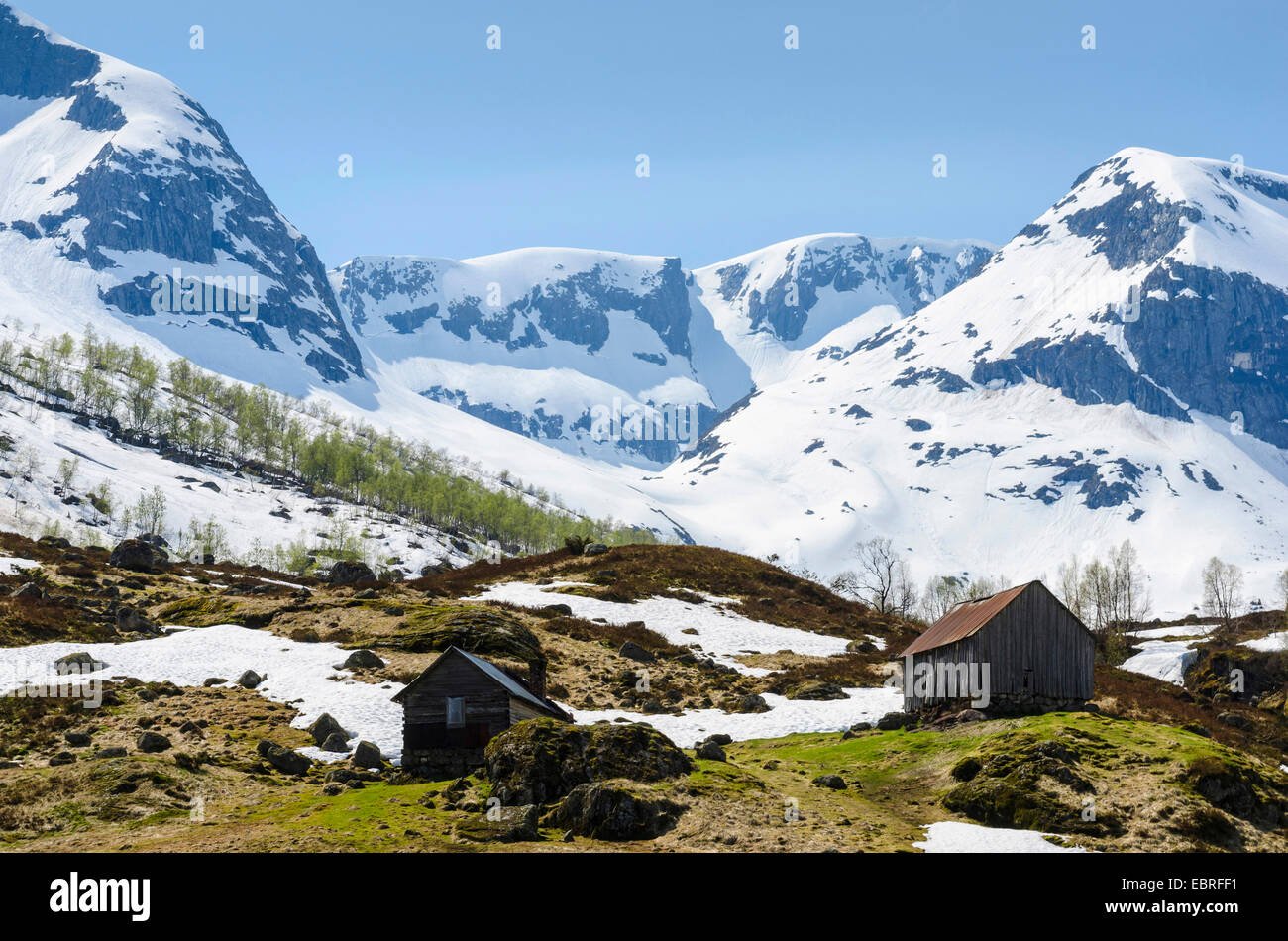 Capanne in legno nella parte anteriore delle montagne coperte di neve, Sogn og Fjordane Fylke, Norvegia, Lapponia Foto Stock