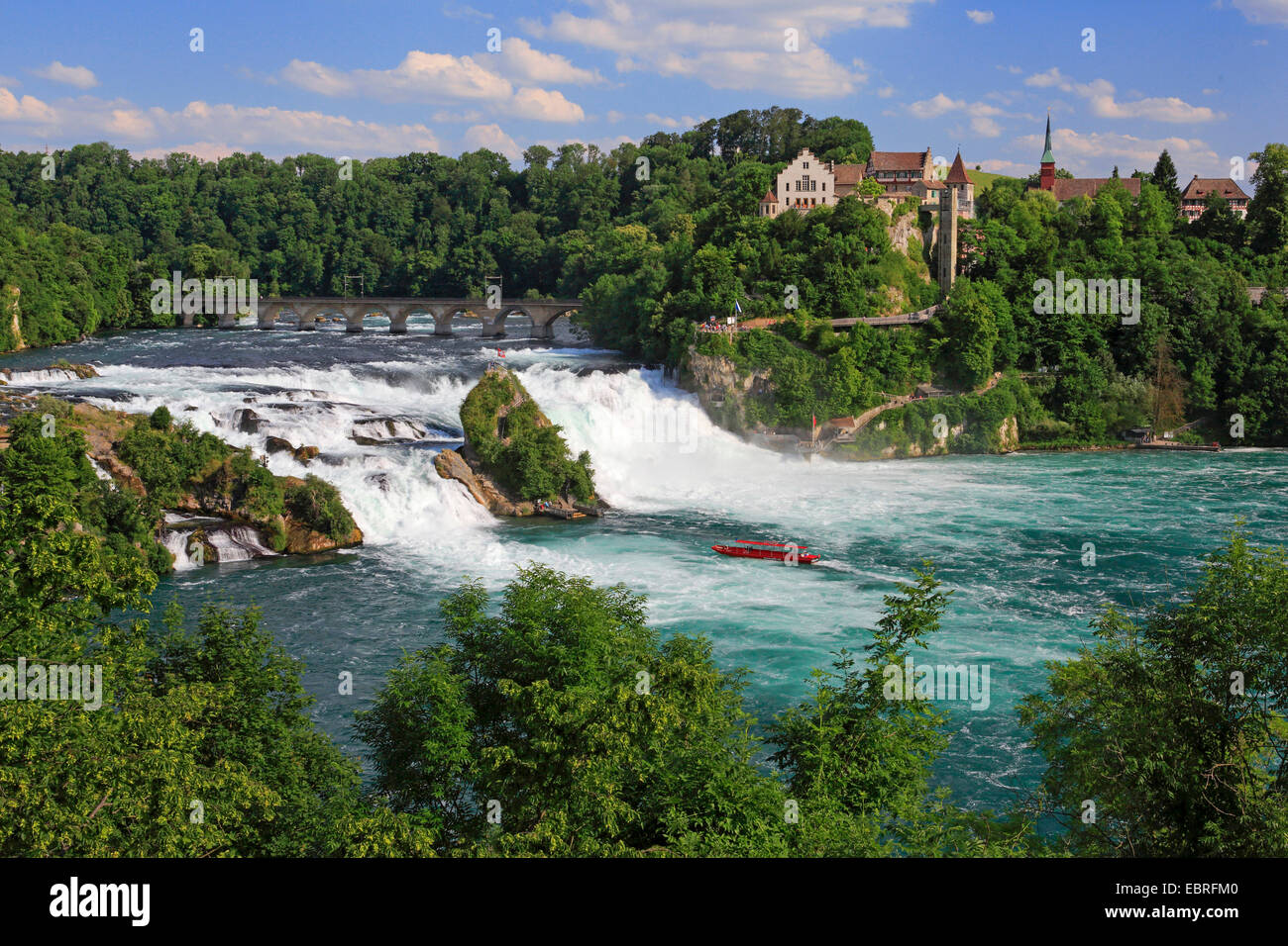 Cascate del Reno vicino a Sciaffusa con Castello Laufen e una escursione in barca, Svizzera, Sciaffusa Foto Stock