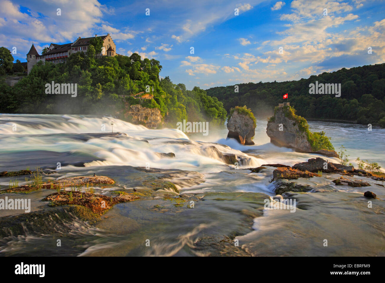 Caduta del Reno vicino a Sciaffusa con Castello Laufen in serata, Svizzera, Sciaffusa Foto Stock