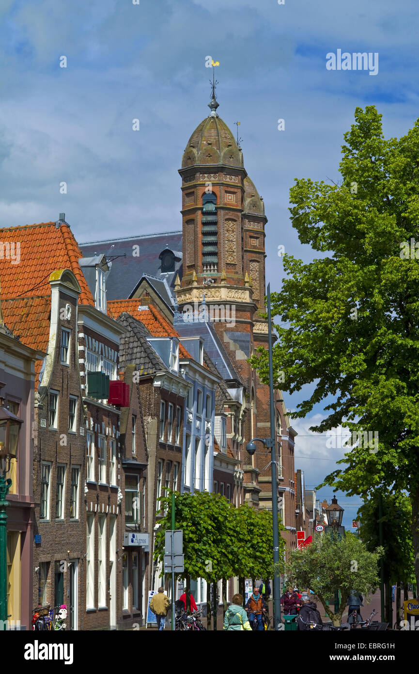 La città vecchia con il campanile a Grote Noord Street, Paesi Bassi, Noord Holland, Hoorn Foto Stock