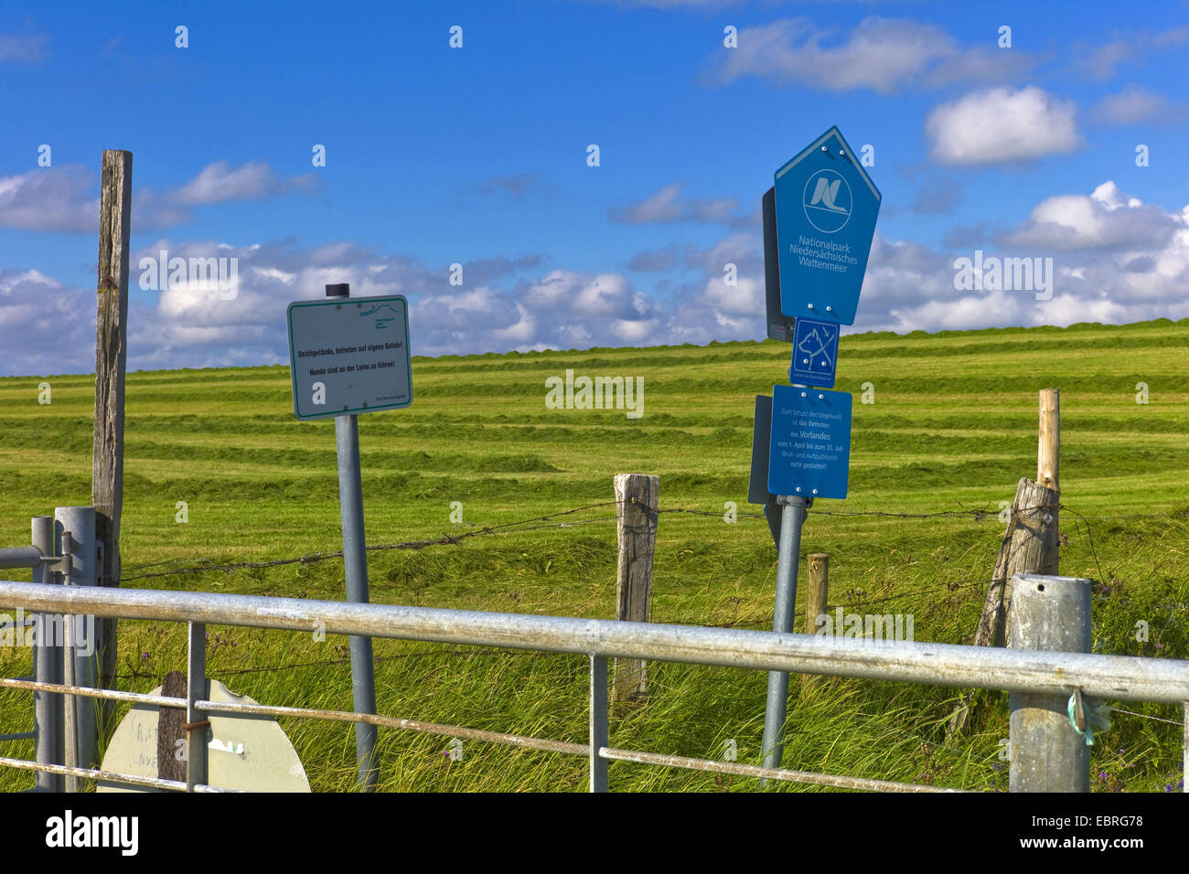Informazioni segni sul Mare del Nord dike, Germania, Bassa Sassonia, Bassa Sassonia il Wadden Sea National Park, Dorum-Neufeld Foto Stock