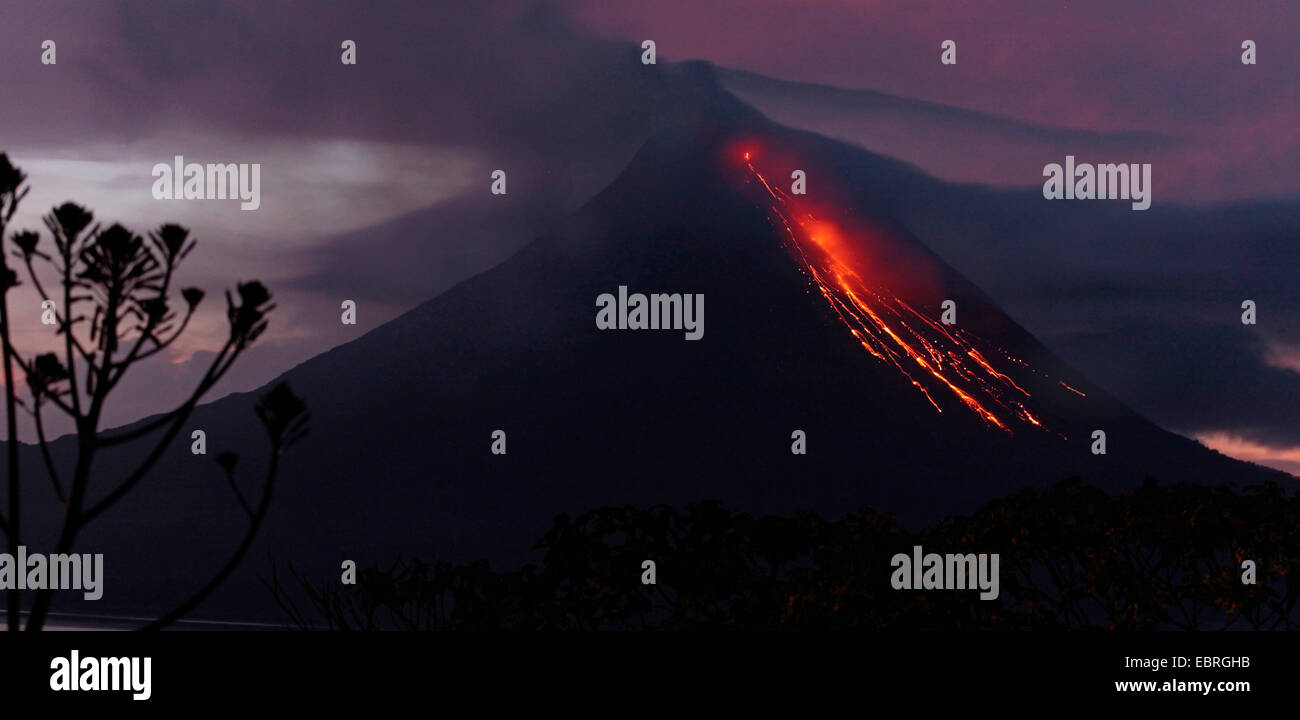 Attivo Vulcano Arenal di Notte, Costa Rica Foto Stock
