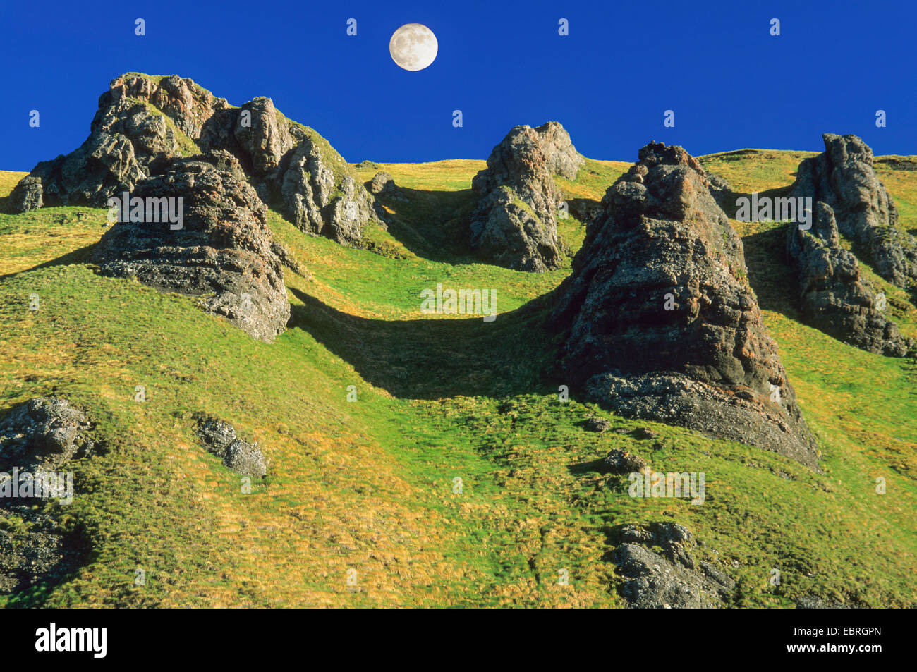 Formazione di roccia al passo Pordoi con la luna piena, Italia, Alto Adige, Dolomiti Foto Stock