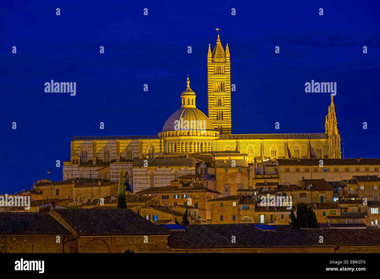 La vista sul centro storico di Siena con la cattedrale, Italia, Toscana, Siena Foto Stock