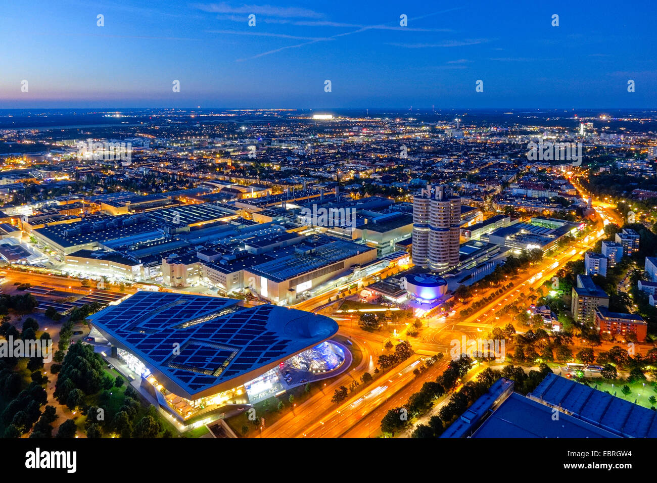 Vista sulla BMW-mondo e amministrazione principale edificio, in Germania, in Baviera, Muenchen Foto Stock