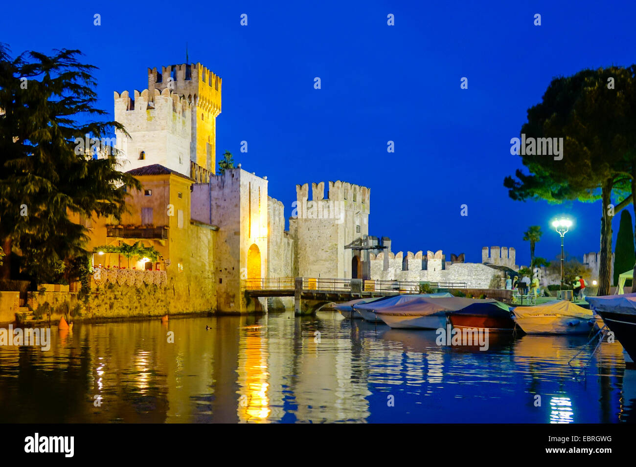 Il Castello Scaligero di Sirmione sul Lago di Garda di notte, Italia, Lombardia, Sirmione Foto Stock