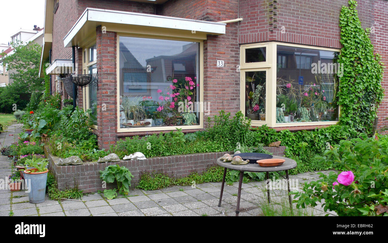 Mattone rosso privato edificio residenziale con giardino ornamentale, Paesi Bassi Foto Stock