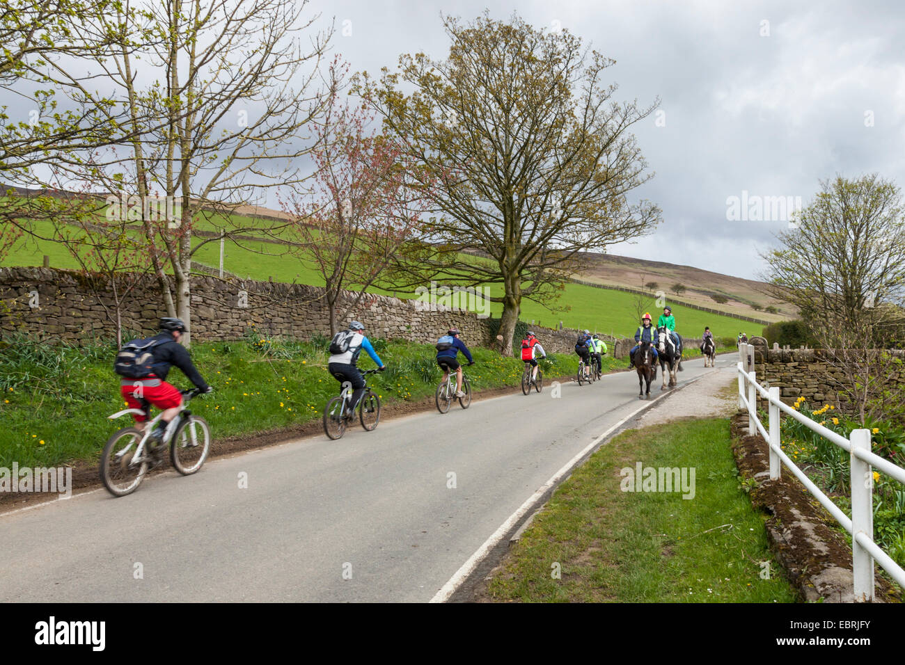 Escursioni in bicicletta e a cavallo tra il Peak District campagna a Nether Booth, vale di Edale, Derbyshire, England, Regno Unito Foto Stock