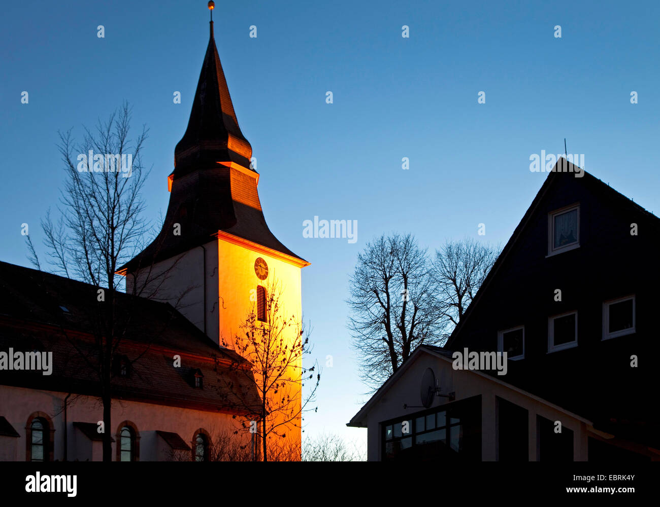 Protagonista la chiesa cattolica Sankt Jakobus al tramonto, in Germania, in Renania settentrionale-Vestfalia, Sauerland, Winterberg Foto Stock