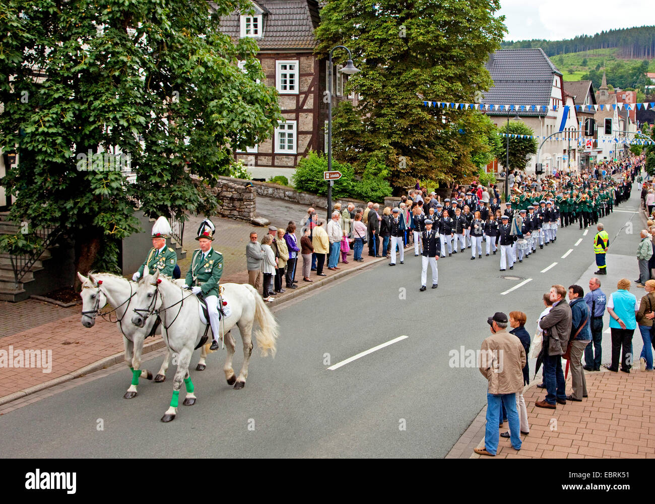 Processione attraverso le vie ad una fiera con partite riprese in Balve, in Germania, in Renania settentrionale-Vestfalia, Sauerland, Balve Foto Stock