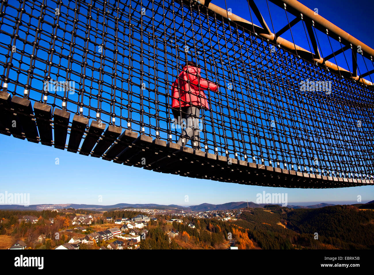 Donna sul panorama ponte di esperienza a Winterberg, in Germania, in Renania settentrionale-Vestfalia, Sauerland, Winterberg Foto Stock