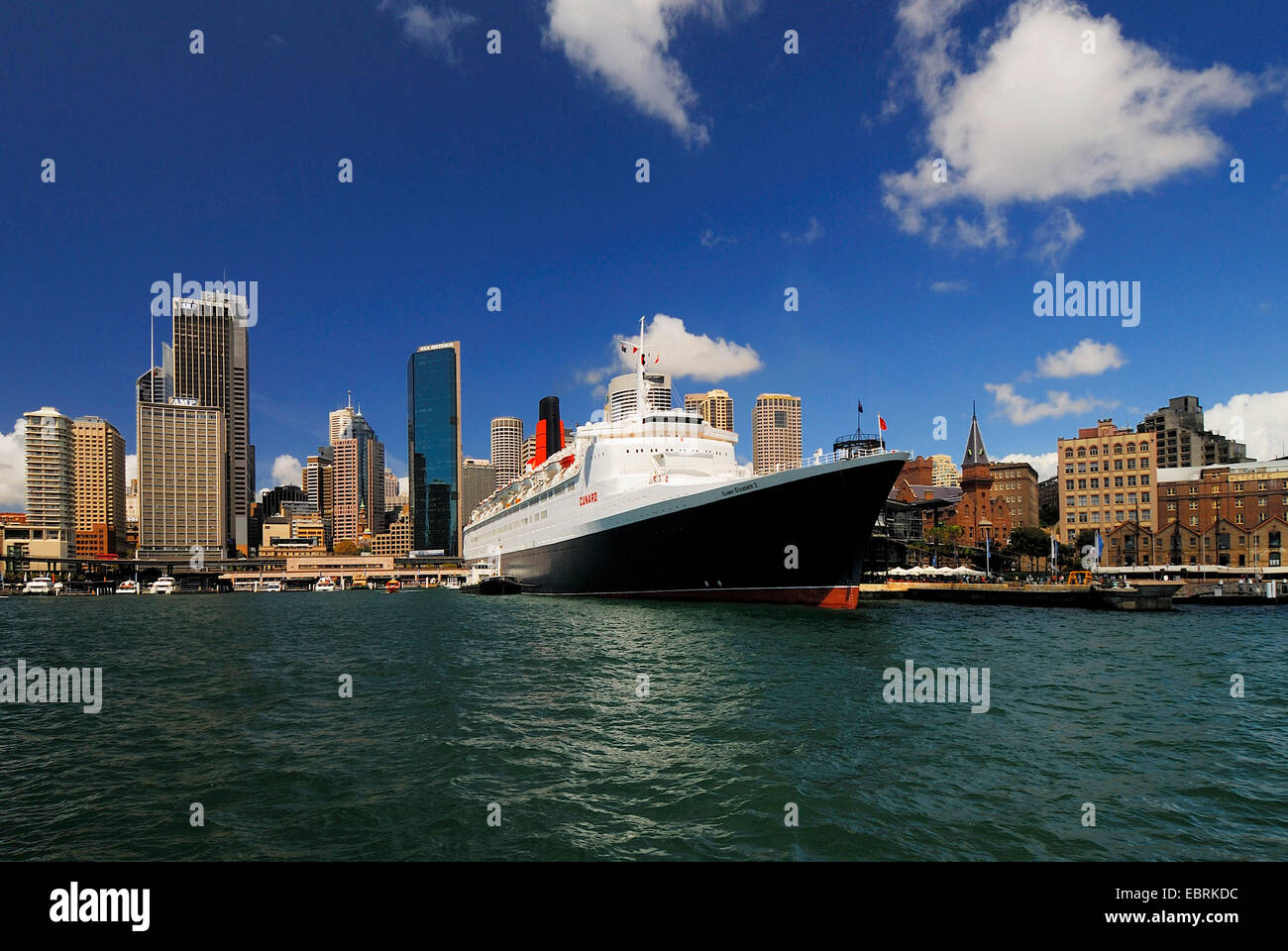 Queen Elizabeth 2 ocean liner di fronte lo skyline di Sydney, Circular Quay, Sydney Cove, Australia Nuovo Galles del Sud di Sydney Foto Stock