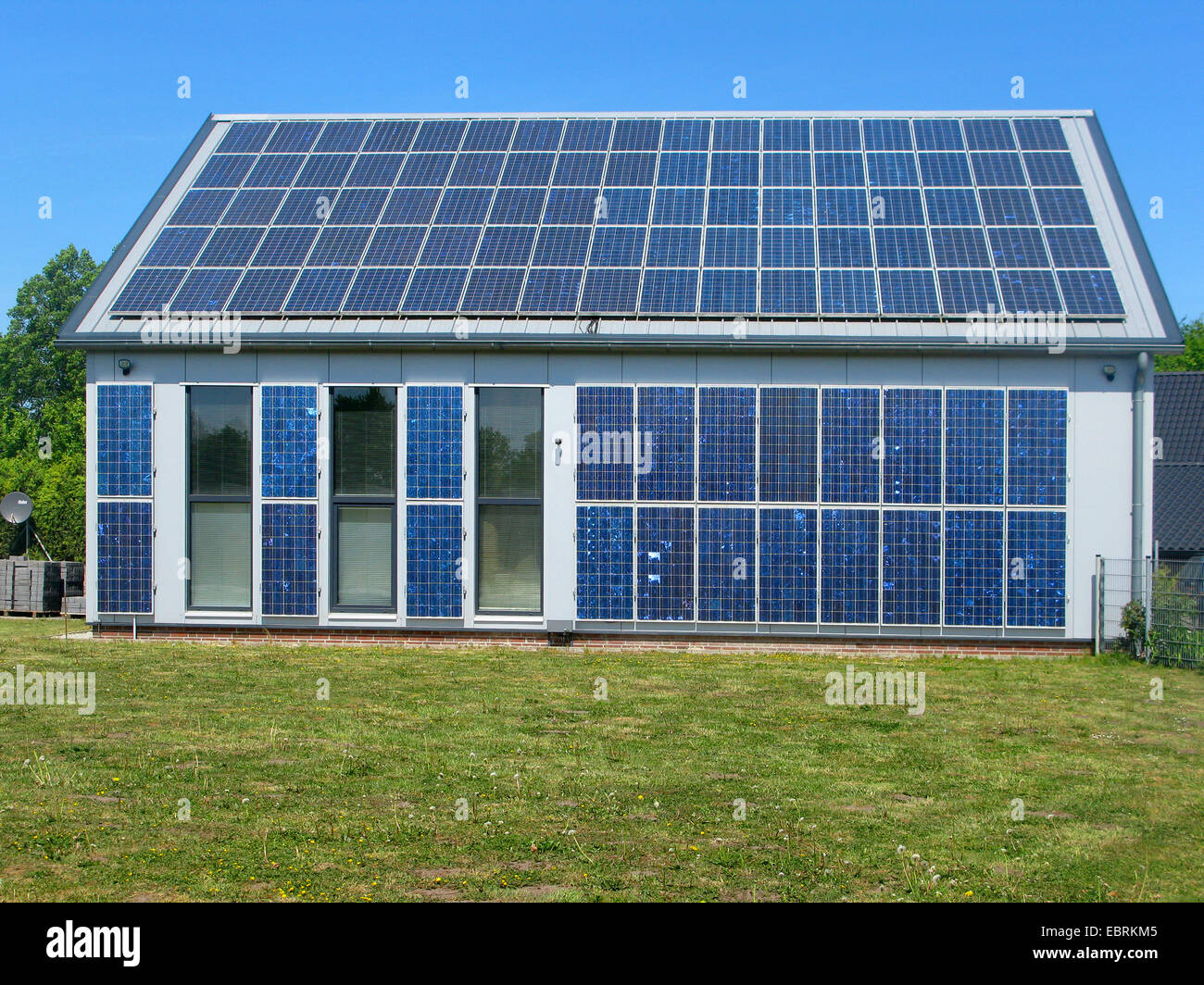 Single-casa di famiglia con il sistema solare, il risparmio di energia house, Germania, Bassa Sassonia Foto Stock