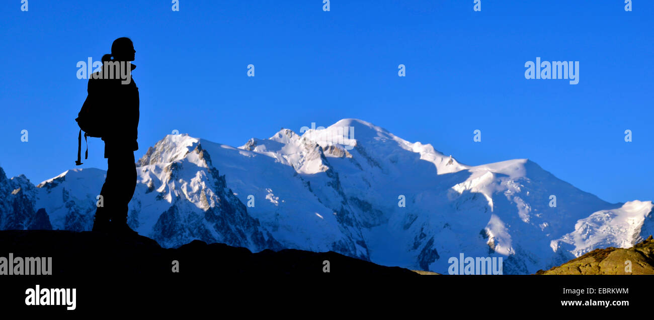 Silhouette di un alpinista di fronte a Mont Blanc mountain, Francia, Haute-Savoie, Chamonix Foto Stock