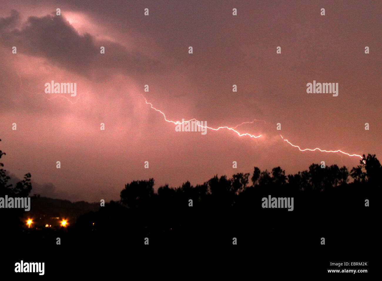 Lithing al thunder storm di notte, in Germania, in Renania settentrionale-Vestfalia, la zona della Ruhr, Essen Foto Stock