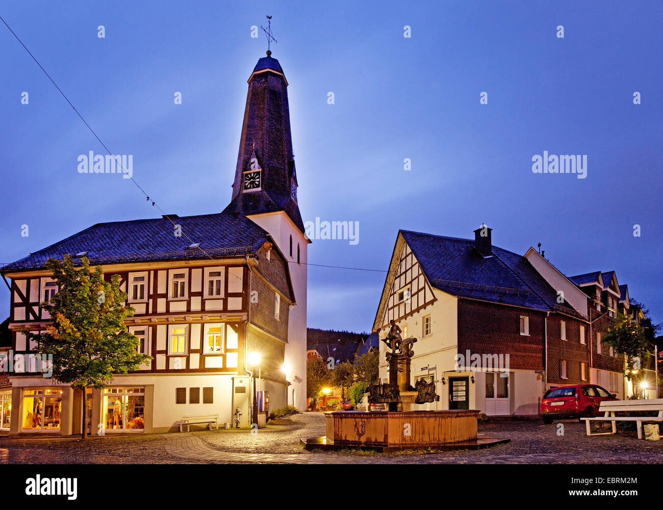 Centro storico di Bad Laasphe con chiesa evangelica al tramonto, in Germania, in Renania settentrionale-Vestfalia, Wittgenstein, Bad Laasphe Foto Stock