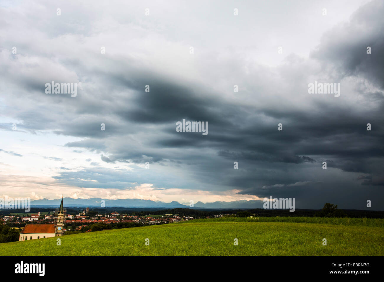 Il tuono delle nubi e pioggia pesante, cumulunimbus nuvole, le Alpi in background, in Germania, in Baviera, Alpenvorland Foto Stock