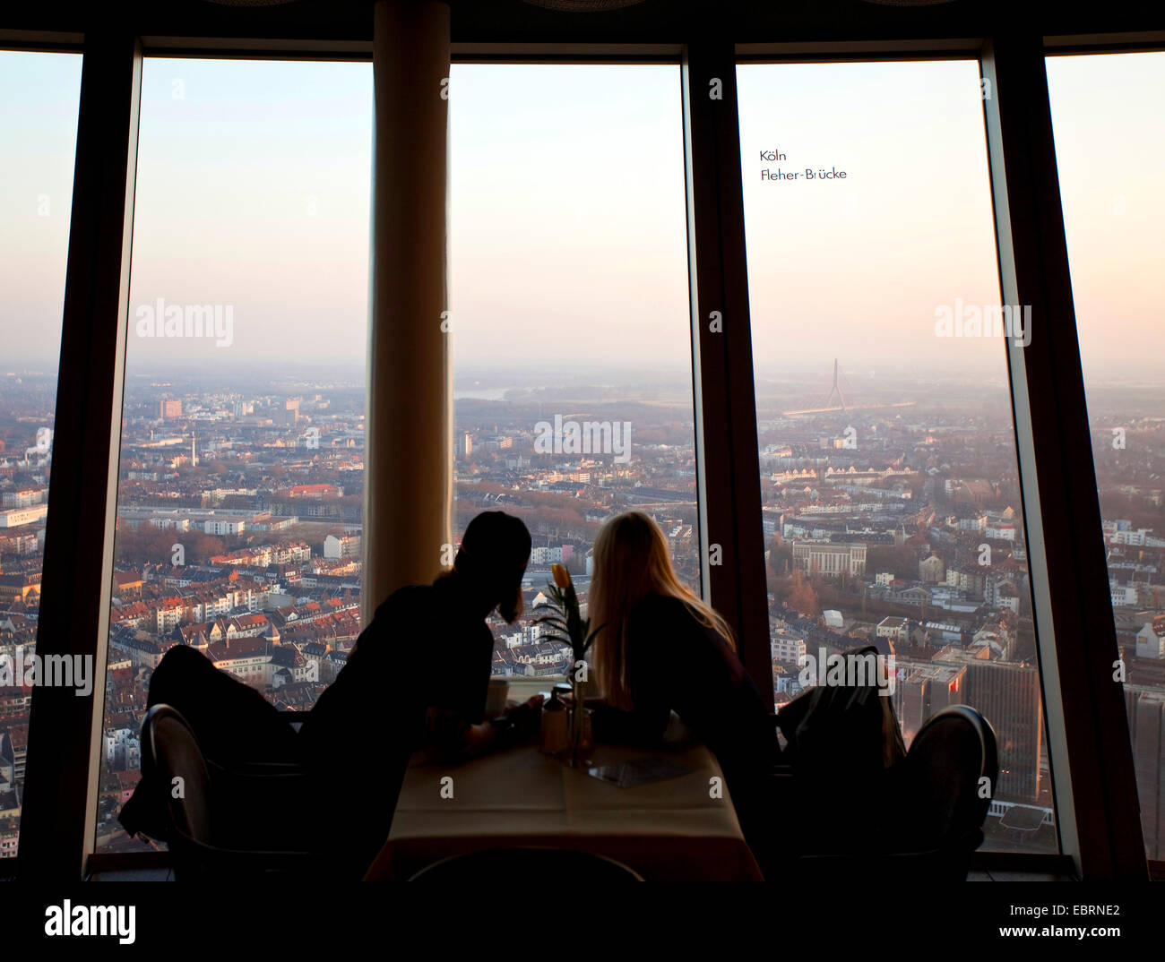 Due persona godendo la vista da Rheinturm Duesseldorf, in Germania, in Renania settentrionale-Vestfalia, Duesseldorf Foto Stock