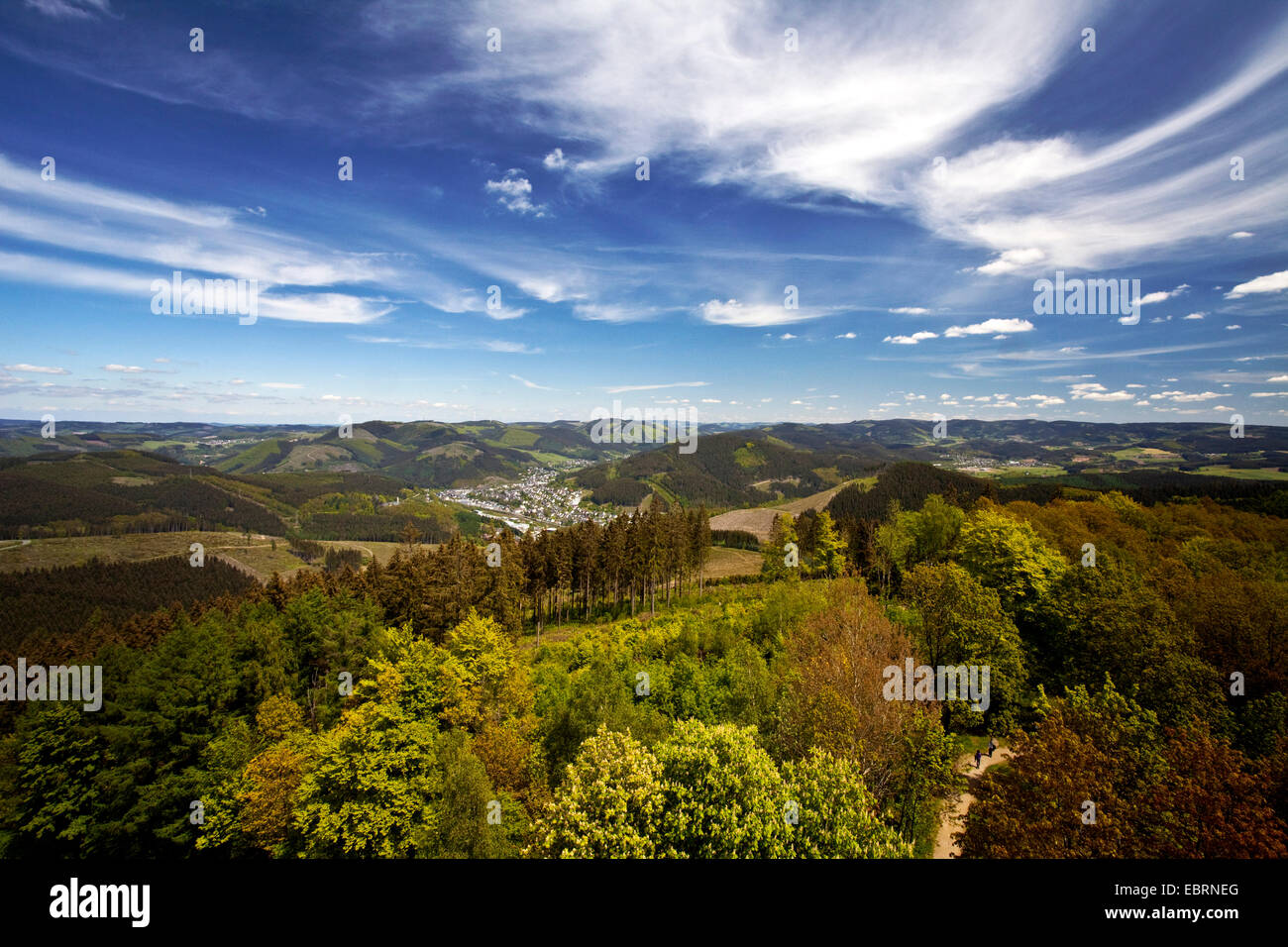 Vista panoramica dal thelook-out Hohe Bracht presso il quartiere distante Altenhundem, in Germania, in Renania settentrionale-Vestfalia, Sauerland, Lennestadt-Bilstein Foto Stock