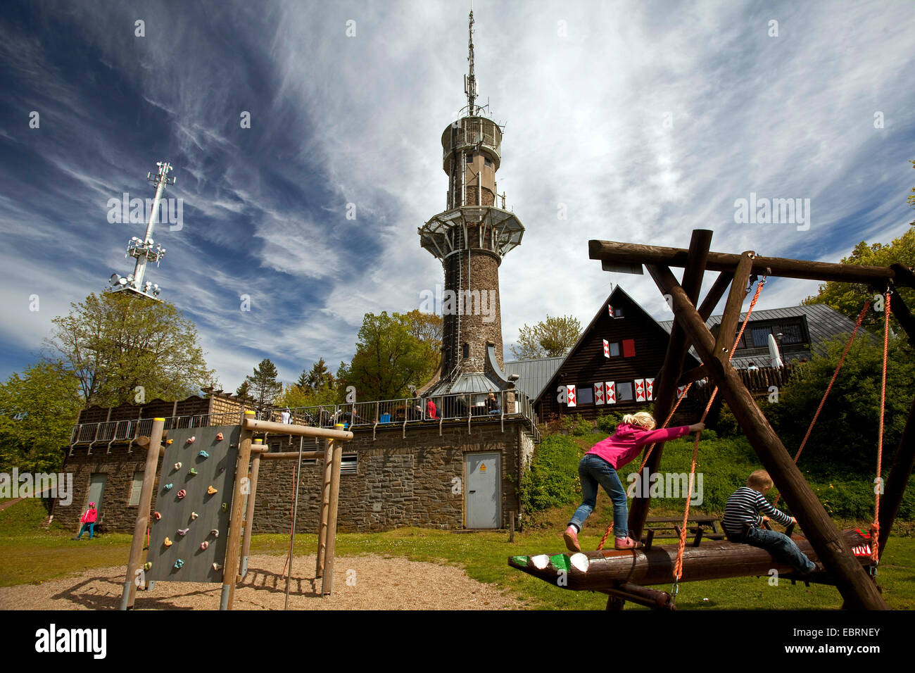 I bambini nel parco giochi all'Kindelsbergturm, in Germania, in Renania settentrionale-Vestfalia, Siegerland, Valcroce Foto Stock